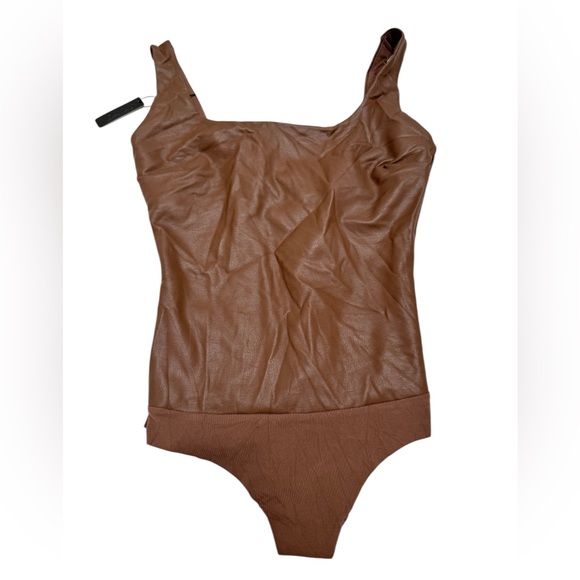 SKIMS Fits Everybody Faux Leather Scoop Neck Thong Bodysuit (Jasper) - Picture 2 of 8